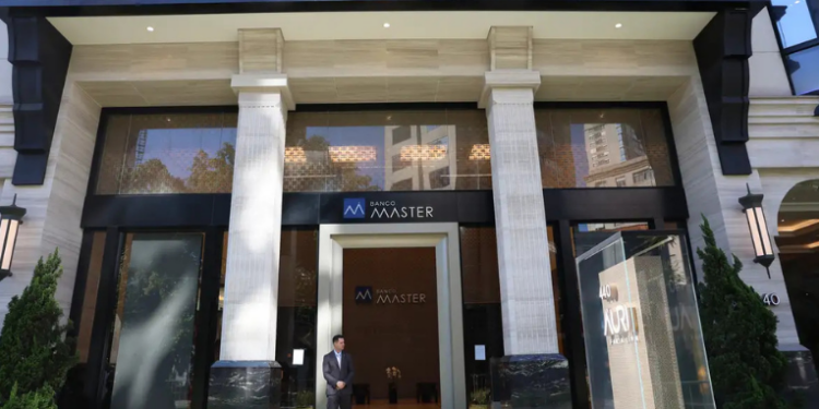 A Polícia Federal começa nesta segunda-feira depoimentos de executivos e sócios na investigação sobre a compra do Banco Master pelo BRB. O caso, sob supervisão do STF, busca esclarecer possíveis irregularidades na operação.