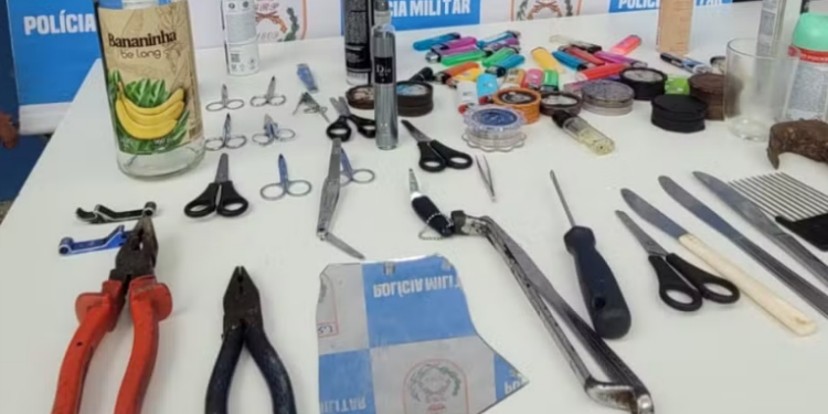 A Polícia Militar do Rio de Janeiro apreendeu 82 objetos perfurocortantes durante megablocos no Centro. Mais de 1.400 agentes, drones e patrulhamento especializado garantiram segurança dos foliões.