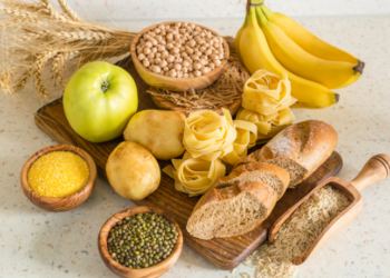 Pesquisas mostram que não é necessário cortar arroz, massas ou pães no jantar. O segredo está em equilíbrio alimentar, escolhas de carboidratos complexos e atenção à sensibilidade à insulina.