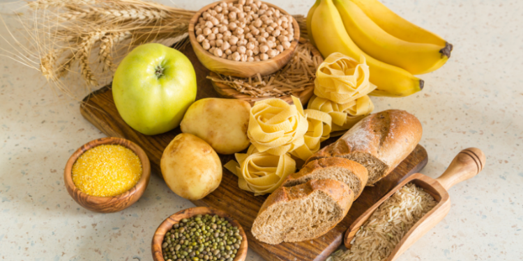 Pesquisas mostram que não é necessário cortar arroz, massas ou pães no jantar. O segredo está em equilíbrio alimentar, escolhas de carboidratos complexos e atenção à sensibilidade à insulina.