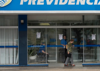 O INSS suspenderá atendimento presencial de 28 a 30/01 e canais digitais entre 27 e 31/01 para modernização dos sistemas da Dataprev. Usuários devem antecipar consultas e agendamentos.