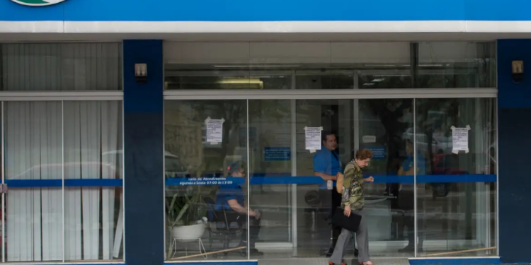 O INSS suspenderá atendimento presencial de 28 a 30/01 e canais digitais entre 27 e 31/01 para modernização dos sistemas da Dataprev. Usuários devem antecipar consultas e agendamentos.