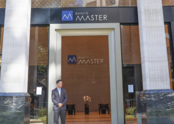 O Fundo Garantidor de Créditos (FGC) alerta para golpes digitais envolvendo pagamentos a clientes do Banco Master. Saiba como se proteger e receber a indenização com segurança.