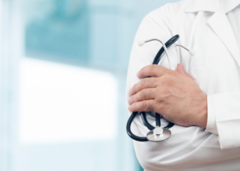 Enamed revela que quase metade das faculdades de medicina do Rio de Janeiro apresenta desempenho insatisfatório. Especialistas alertam para riscos à saúde pública e defendem exame obrigatório para registro profissional.