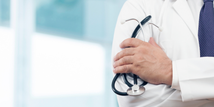 Enamed revela que quase metade das faculdades de medicina do Rio de Janeiro apresenta desempenho insatisfatório. Especialistas alertam para riscos à saúde pública e defendem exame obrigatório para registro profissional.