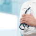 Enamed revela que quase metade das faculdades de medicina do Rio de Janeiro apresenta desempenho insatisfatório. Especialistas alertam para riscos à saúde pública e defendem exame obrigatório para registro profissional.
