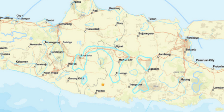 Um terremoto de magnitude 5,7 foi registrado em Java Oriental, na Indonésia, na noite de terça-feira (26). O tremor ocorreu a 138 km de profundidade e não há registro de vítimas.