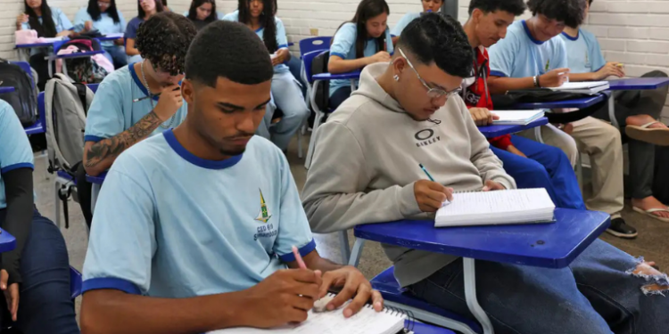 Partiu IF oferece 26 mil vagas em institutos federais para alunos do 9º ano da rede pública, com bolsas de R$ 200 mensais e seleção por sorteio.