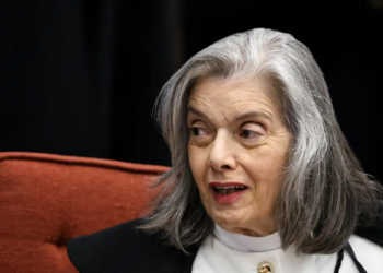 Durante seminário sobre segurança e comunicação, a presidente do TSE, Cármen Lúcia, destacou que o enfrentamento à desinformação e ao uso indevido da inteligência artificial é fundamental para preservar a integridade das eleições e a liberdade do voto.