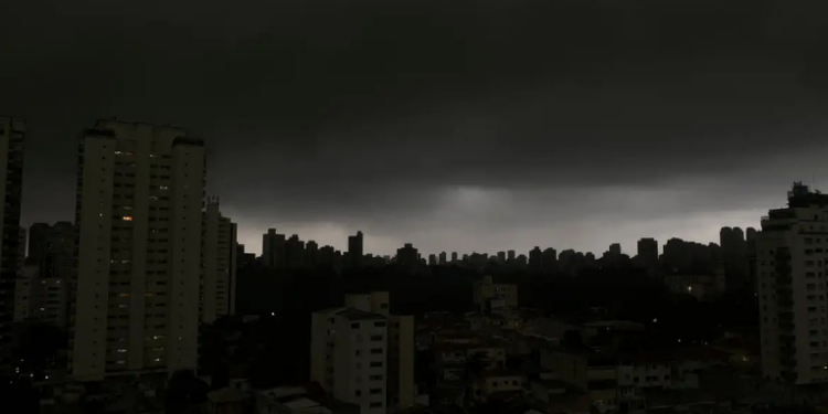 O Inmet emite alerta de ciclone no Sudeste com risco de chuvas fortes, granizo e tempestades. São Paulo, Rio de Janeiro e Minas Gerais devem ser os mais afetados.