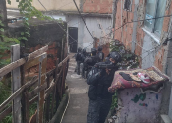 Operação das forças de segurança do Rio mira facção criminosa Comando Vermelho e investiga crime brutal na Zona Norte da capital.