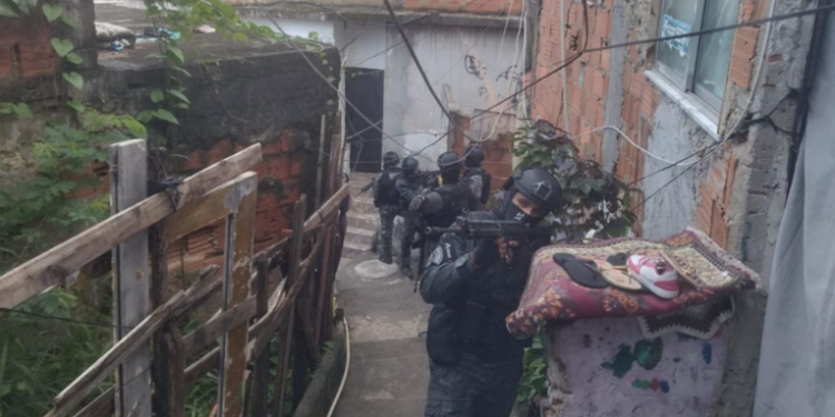Operação das forças de segurança do Rio mira facção criminosa Comando Vermelho e investiga crime brutal na Zona Norte da capital.
