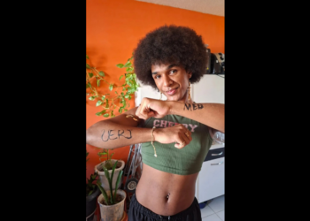 Estudante trans negra denuncia ataques transfóbicos nas redes sociais após ser aprovada em Medicina na Uerj pelo sistema de cotas. Universidade repudia atos de ódio e oferece apoio psicossocial.