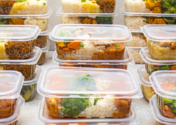 A Seap suspendeu licitação de R$ 1,3 bilhão para alimentação de presos no Rio de Janeiro após possível vazamento de informações. Polícia Civil e MPRJ investigam o caso.