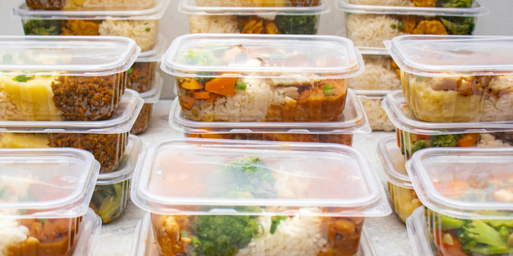 A Seap suspendeu licitação de R$ 1,3 bilhão para alimentação de presos no Rio de Janeiro após possível vazamento de informações. Polícia Civil e MPRJ investigam o caso.