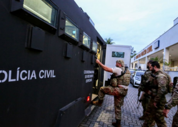 Operação da Polícia Civil no Complexo de Manguinhos combate roubo e receptação de cargas. Quatro suspeitos foram presos e trens chegaram a ser interrompidos no Rio.