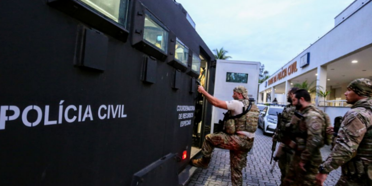 Operação da Polícia Civil no Complexo de Manguinhos combate roubo e receptação de cargas. Quatro suspeitos foram presos e trens chegaram a ser interrompidos no Rio.