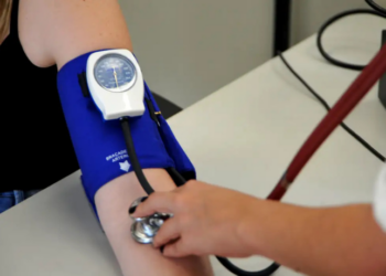 Pesquisa Vigitel 2025 revela aumento de diabetes, hipertensão e obesidade no Brasil. Governo federal lança programa Viva Mais Brasil para promover saúde e prevenir doenças crônicas.
