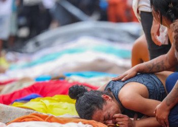 Nos últimos três meses, mortes por armas de fogo na Região Metropolitana do Rio cresceram 44%, totalizando 329 vítimas. Operações policiais e chacinas explicam parte do aumento, aponta levantamento.