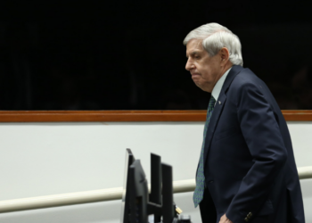 A Comissão de Ética da Presidência solicitou ao STF abertura de processo contra Augusto Heleno, ex-ministro do GSI, por declarações que levantam suspeitas de uso indevido da Abin e ameaça à democracia.
