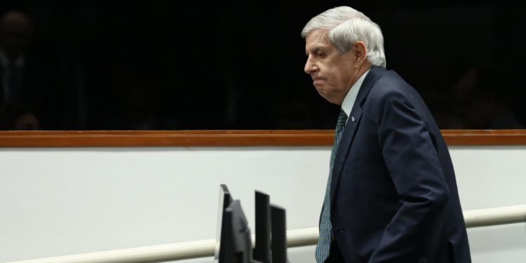 A Comissão de Ética da Presidência solicitou ao STF abertura de processo contra Augusto Heleno, ex-ministro do GSI, por declarações que levantam suspeitas de uso indevido da Abin e ameaça à democracia.