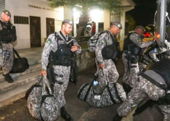 Forças de segurança do Rio de Janeiro prenderam cinco líderes do tráfico que se deslocaram de outros estados para comandar operações criminosas. Ações contaram com inteligência policial e cooperação entre estados.