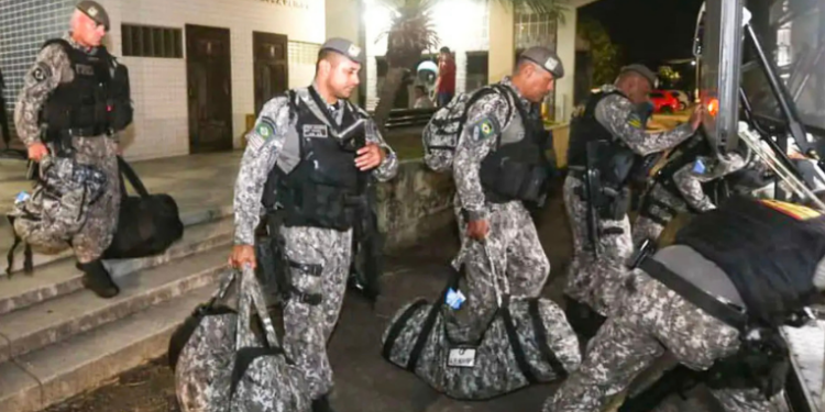 Forças de segurança do Rio de Janeiro prenderam cinco líderes do tráfico que se deslocaram de outros estados para comandar operações criminosas. Ações contaram com inteligência policial e cooperação entre estados.