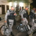 Forças de segurança do Rio de Janeiro prenderam cinco líderes do tráfico que se deslocaram de outros estados para comandar operações criminosas. Ações contaram com inteligência policial e cooperação entre estados.