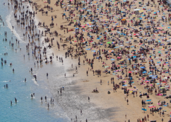 O Rio de Janeiro registrou neste sábado (10) temperaturas próximas de 40ºC, com praias cheias e cariocas e turistas se refrescando no mar. O calor deve se manter nos próximos dias, alerta Protocolo de Calor.
