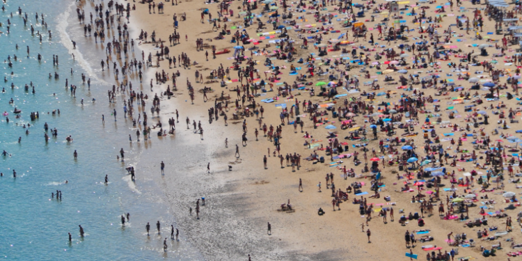 O Rio de Janeiro registrou neste sábado (10) temperaturas próximas de 40ºC, com praias cheias e cariocas e turistas se refrescando no mar. O calor deve se manter nos próximos dias, alerta Protocolo de Calor.