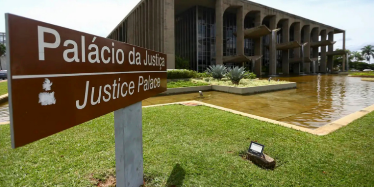 Manoel Carlos de Almeida Neto assume como ministro interino da Justiça após a exoneração de Ricardo Lewandowski. Nomeação é temporária até definição do novo titular pelo governo.