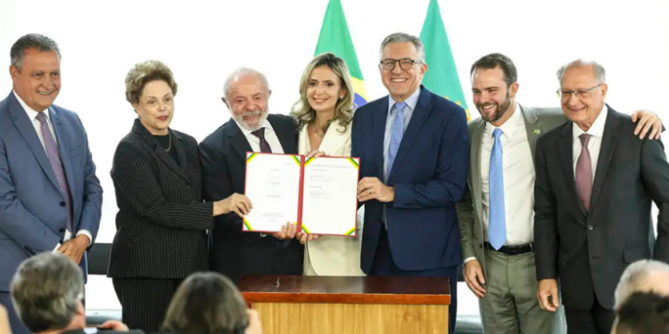 Brasil anuncia hospital público inteligente em São Paulo com recursos do banco do Brics e foco em tecnologia, IA e modernização do SUS.