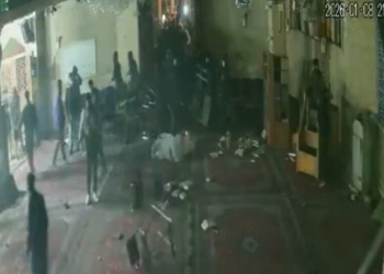 Vídeo mostra vandalização de mesquita durante protestos no Irã. Autoridades relatam incêndios, ataques a prédios públicos e mortes; governo aponta influência estrangeira.