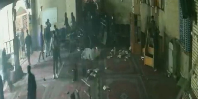Vídeo mostra vandalização de mesquita durante protestos no Irã. Autoridades relatam incêndios, ataques a prédios públicos e mortes; governo aponta influência estrangeira.