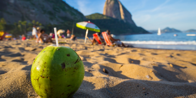 A Prefeitura do Rio inicia estudo sobre tabelamento de preços em praias, visando coibir cobranças abusivas no aluguel de cadeiras, guarda-sóis e produtos vendidos na orla, garantindo mais transparência e segurança aos banhistas.