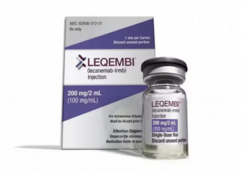 A Anvisa aprovou o lecanemabe (Leqembi) para Alzheimer em estágios iniciais. O medicamento biológico retarda a progressão da doença, atuando nas placas de beta-amiloide do cérebro.