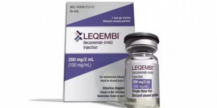 A Anvisa aprovou o lecanemabe (Leqembi) para Alzheimer em estágios iniciais. O medicamento biológico retarda a progressão da doença, atuando nas placas de beta-amiloide do cérebro.