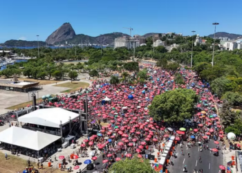 O carnaval de rua do Rio de Janeiro em 2026 contará com 803 blocos inscritos, recorde histórico. O Centro concentra 135 desfiles, enquanto megablocos como Bola Preta, Fervo da Lud e Bloco da Anitta animarão foliões entre 17 de janeiro e 22 de fevereiro.