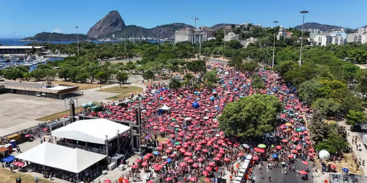 O carnaval de rua do Rio de Janeiro em 2026 contará com 803 blocos inscritos, recorde histórico. O Centro concentra 135 desfiles, enquanto megablocos como Bola Preta, Fervo da Lud e Bloco da Anitta animarão foliões entre 17 de janeiro e 22 de fevereiro.