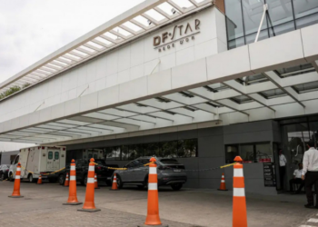 Jair Bolsonaro recebe alta hospitalar após exames no DF Star. Boletim médico aponta trauma leve e ausência de necessidade terapêutica.