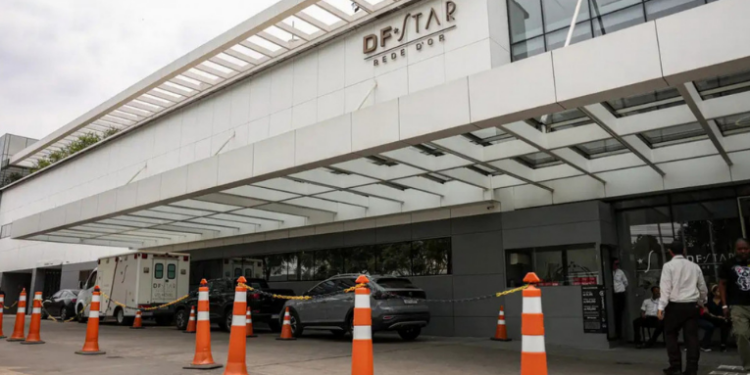 Jair Bolsonaro recebe alta hospitalar após exames no DF Star. Boletim médico aponta trauma leve e ausência de necessidade terapêutica.