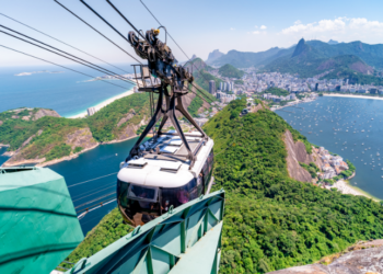 Rio de Janeiro registra temperatura recorde de 40 °C em Santa Cruz e baixa umidade do ar. Autoridades alertam para riscos à saúde e recomendam hidratação e cuidados ao ar livre.