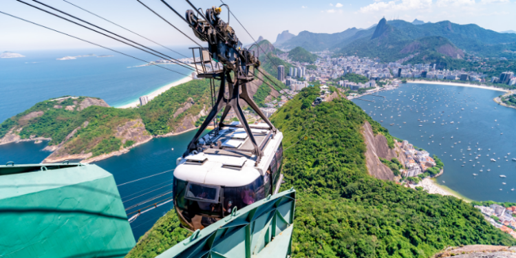 Rio de Janeiro registra temperatura recorde de 40 °C em Santa Cruz e baixa umidade do ar. Autoridades alertam para riscos à saúde e recomendam hidratação e cuidados ao ar livre.