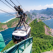 Rio de Janeiro registra temperatura recorde de 40 °C em Santa Cruz e baixa umidade do ar. Autoridades alertam para riscos à saúde e recomendam hidratação e cuidados ao ar livre.