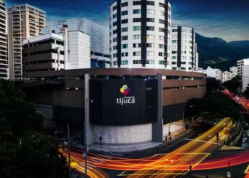 Após quase 10 dias fechadas, lojas do Shopping Tijuca receberam autorização para limpeza e reorganização dos estoques, enquanto parte do centro comercial segue interditada.