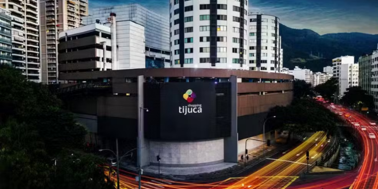Após quase 10 dias fechadas, lojas do Shopping Tijuca receberam autorização para limpeza e reorganização dos estoques, enquanto parte do centro comercial segue interditada.