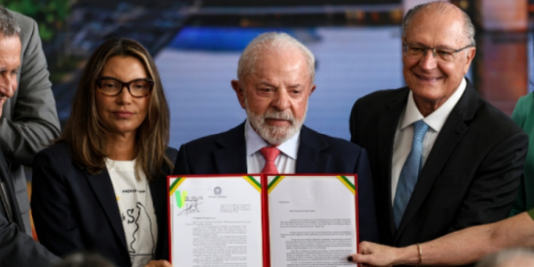 Presidente Lula veta o PL da Dosimetria, que modificava critérios de cálculo de penas de condenados por ataques de 8 de janeiro de 2023. Congresso analisará veto.