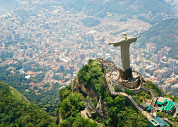 Caixa comemora 165 anos com iluminação do Cristo Redentor e promoções para clientes, incluindo bônus de até 165% em pontos, descontos e condições especiais de crédito até 31 de janeiro.