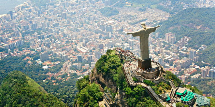 Caixa comemora 165 anos com iluminação do Cristo Redentor e promoções para clientes, incluindo bônus de até 165% em pontos, descontos e condições especiais de crédito até 31 de janeiro.