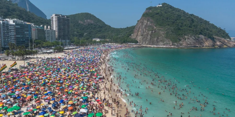 O Instituto Nacional de Meteorologia (Inmet) alerta para calor intenso e chuvas isoladas em grande parte do Brasil nesta segunda-feira (12), com destaque para Rio de Janeiro, São Paulo, Paraná e Mato Grosso do Sul.